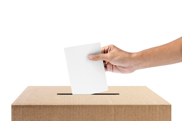 Photo la main humaine insère le papier de vote dans l'urne isolée sur un fond blanc concept électoral