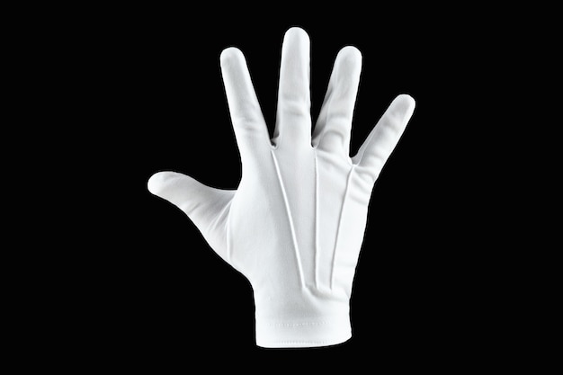 La main humaine, la main dans un gant blanc isolé sur un mur noir, montre un geste de cinq doigts.