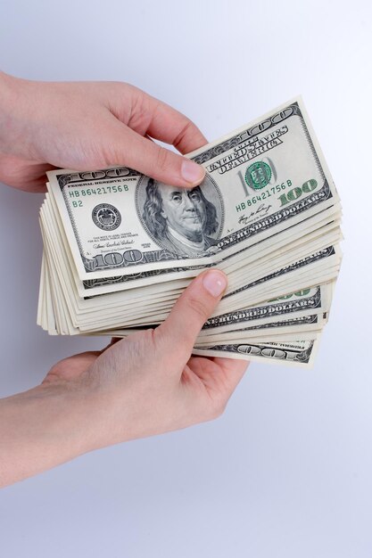 Main humaine tenant un billet d'un dollar américain comme argent isolé sur blanc