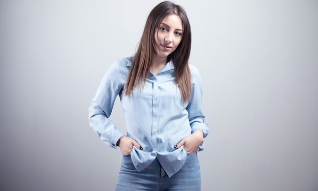 Main de jeune femme sur les poches de jeans.