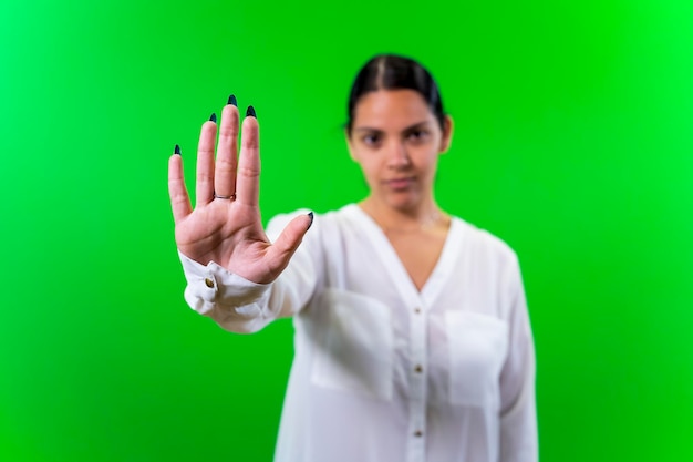 Main de jeune femme stop fond vert