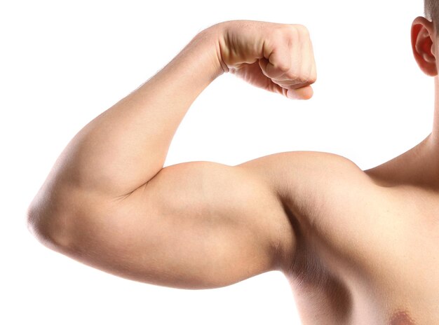 Photo main de jeune homme musclé avec biceps isolé sur blanc