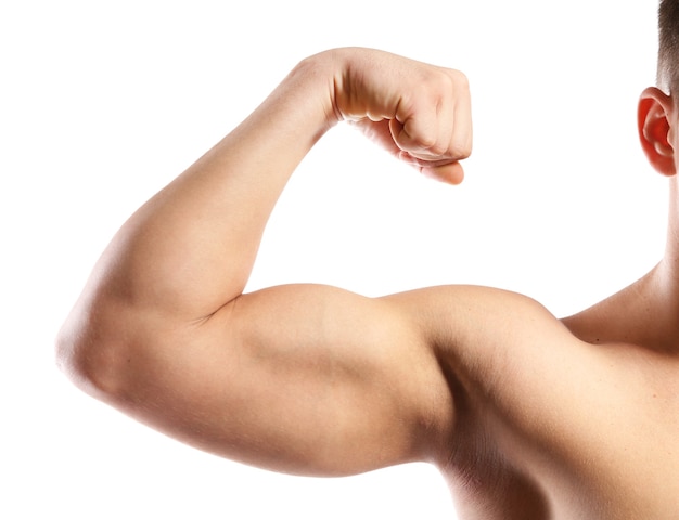 Photo main de jeune homme musclé avec biceps, isolé sur blanc