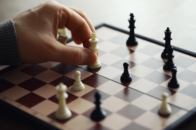 Main jouant au jeu de bataille de stratégie de compétition d'échecs