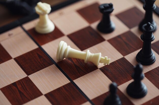 Main jouant au jeu de bataille de stratégie de compétition d'échecs