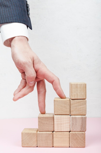 Photo main marchant sur des cubes en bois