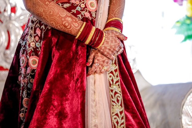 Main de mariée indienne avec design mehandi