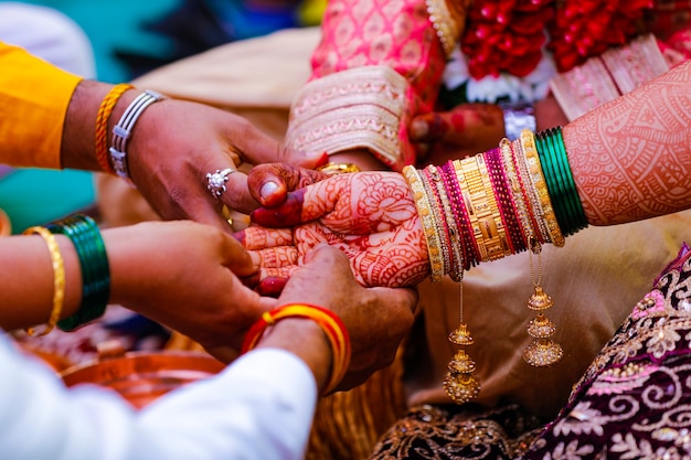 Main de mariée et de marié de cérémonie de mariage traditionnel indien