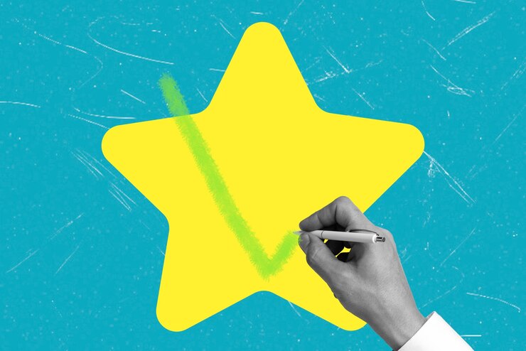 Photo la main marque un chèque vert sur une étoile jaune vif sur un fond bleu vibrant