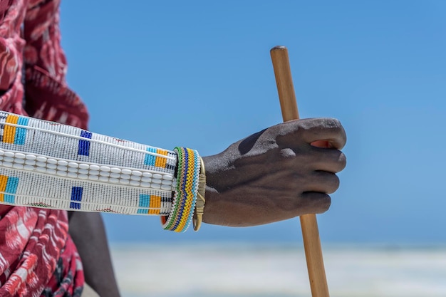 Main masai tribal avec un gros plan bracelet coloré Zanzibar Tanzanie Afrique