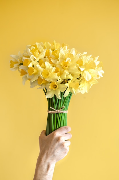 main masculine avec un bouquet de fleurs