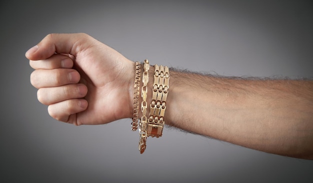 Main masculine avec un bracelet cher. Accessoires de mode et bijoux