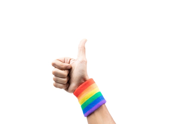 Main masculine faisant signe ok avec bracelet drapeau lgtbi isolé