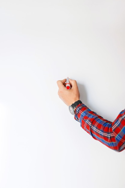 La Main Masculine Avec Un Marqueur Rouge Dessine Une Stratégie Sur Un Tableau Blanc Au Bureau