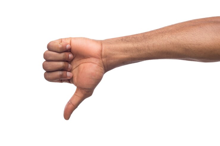Photo main masculine noire gesticulant le pouce vers le bas, isolé sur blanc. concept de désaccord et de désapprobation