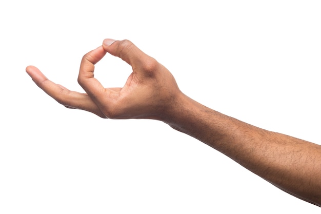 Photo main masculine noire montrant mudra à fond isolé blanc. gros plan du concept de geste, d'acceptation et de méditation de yoga