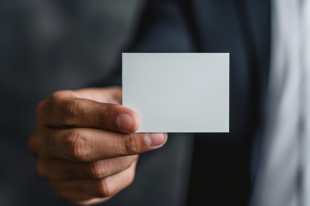 Main masculine tenant une carte de visite blanche AI générative