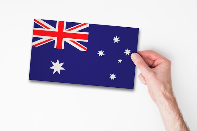 Main masculine tenant le drapeau de l'australie