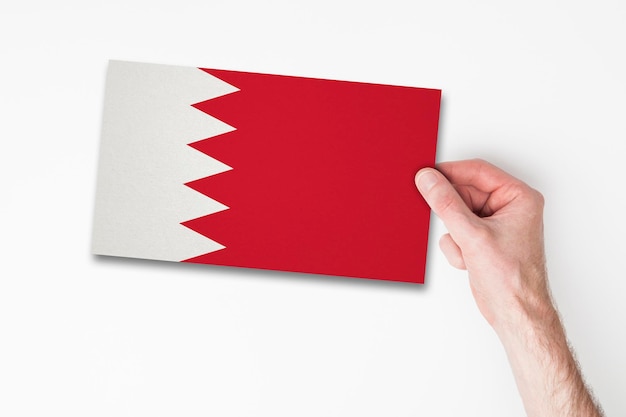 Main masculine tenant le drapeau de bahreïn