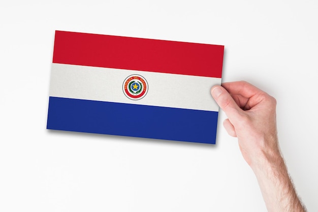 Main masculine tenant le drapeau du paraguay