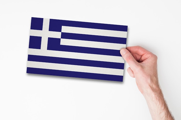 Main masculine tenant le drapeau de la grèce