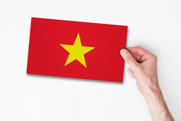 Main masculine tenant le drapeau vietnamien