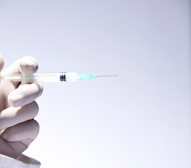 main de médecin avec seringue pour injection de vaccin contre le coronavirus.