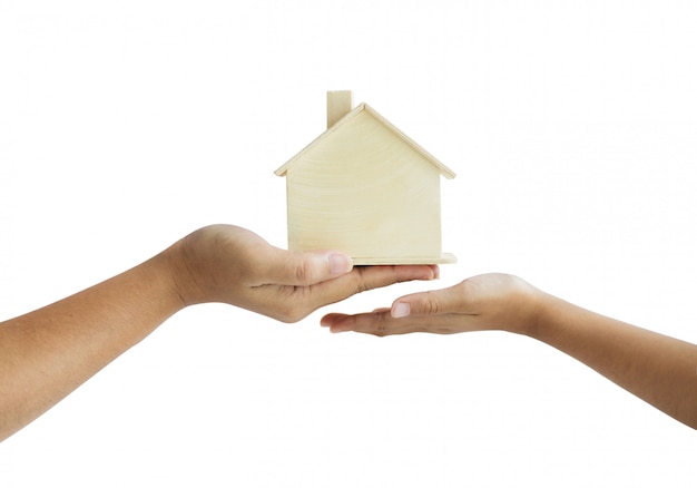 Photo main de mère donnant au modèle de maison en bois pour métaphore de fille l'héritage du concept immobilier