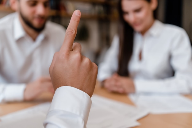 Main montrant un doigt comme une idée au bureau