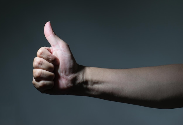 Main Montrant Le Symbole Comme Faire Un Geste Du Pouce Vers Le Haut Isolé Sur Fond Sombre