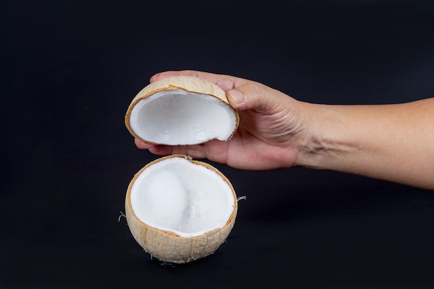 main ouverte noix de coco fraîche voir une viande de noix de coco blanche