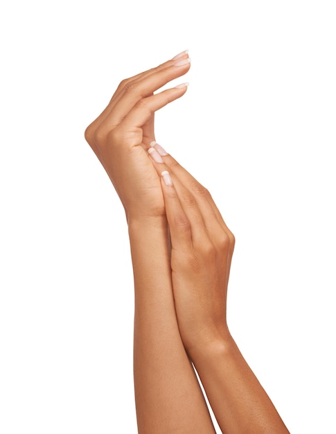 Main et paume de femme en studio avec soins de la peau pour manucure cosmétique et traitement des ongles pour le bien-être Doigts de personne ou espace de maquette pour hydratant cosmétologique et peau lisse sur fond blanc