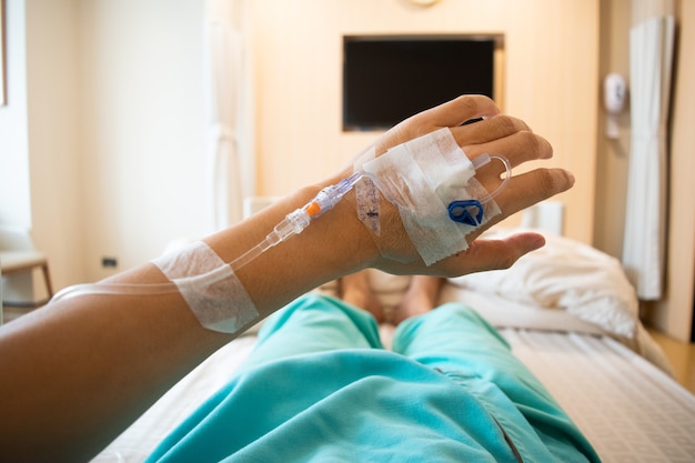 Photo main de perfusion intraveineuse