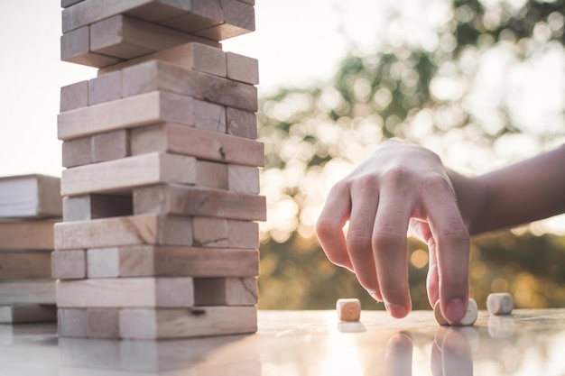 Main de la personne jouant au jenga