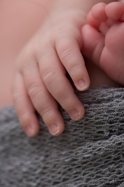 Photo une main d'une personne avec une serviette grise qui dit bébé