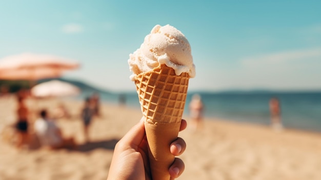 Une main de personne tenant un cornet de glace gelato dans sa main sur la plage