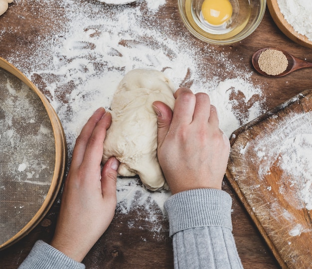 Main Pétrie La Pâte Sur Une Table En Bois Marron