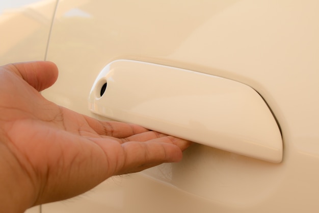 Main sur la poignée. Close-up de l&#39;homme en ouvrant une porte de voiture