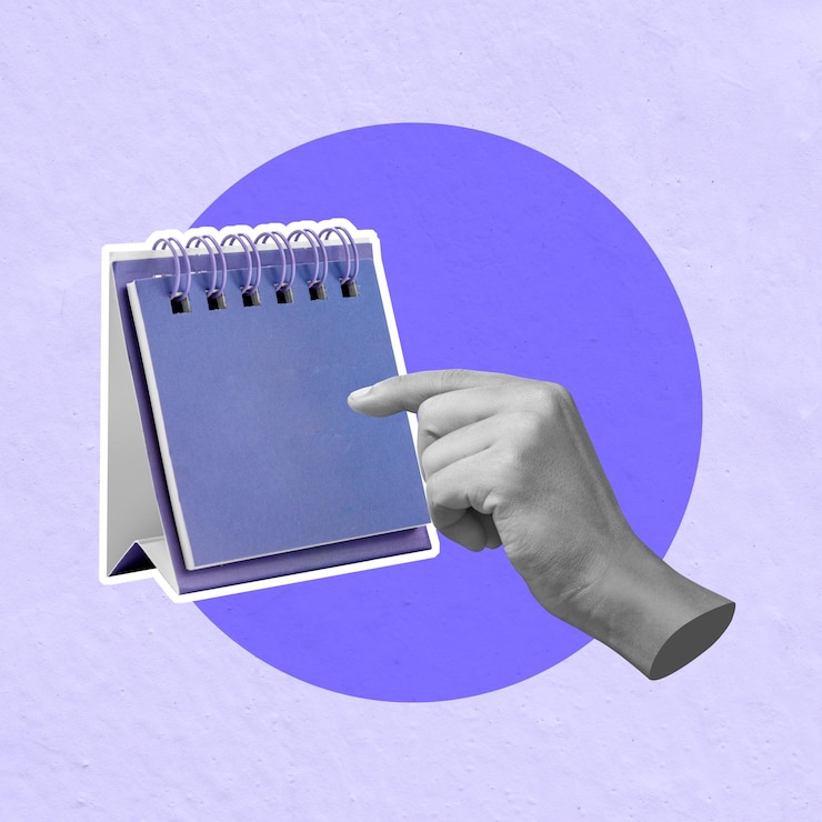 Photo la main pointant vers un calendrier vide sur un fond violet minimaliste