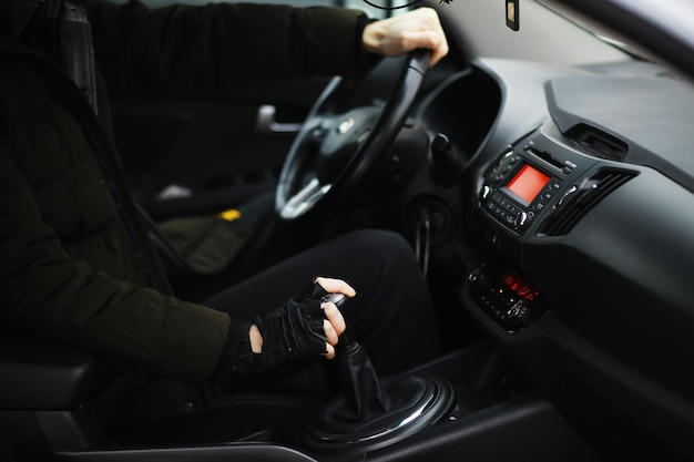 Main sur le pommeau de vitesse de la voiture Le conducteur change la vitesse dans la voiture Main sur le levier de vitesse