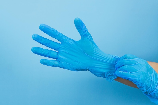 Main portant des gants médicaux bleus opération de chirurgie d'hygiène faisant des médicaments pour les patients en bonne santé