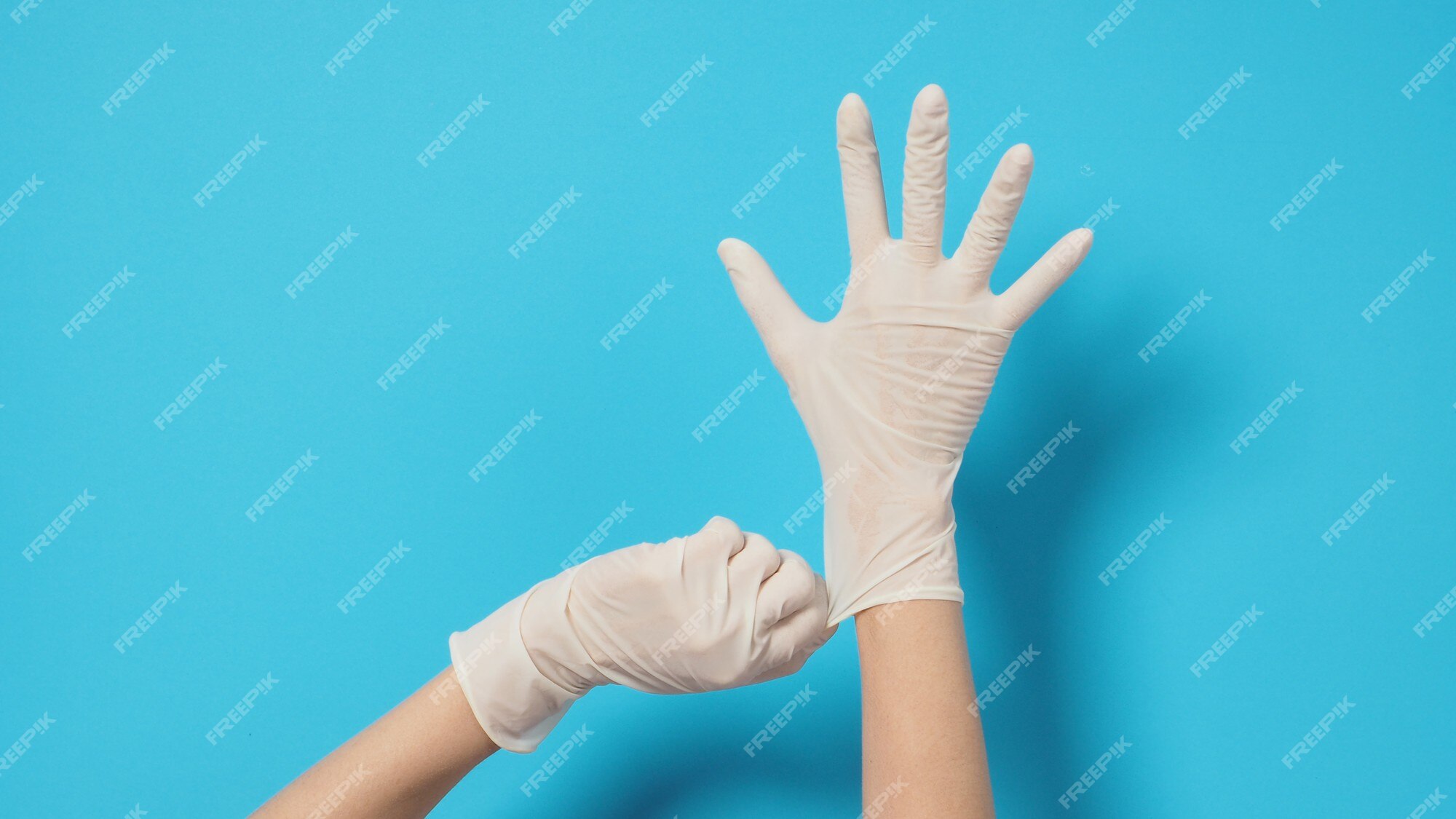 La Main Porte Des Gants Chirurgicaux Blancs Ou Des Gants En Latex