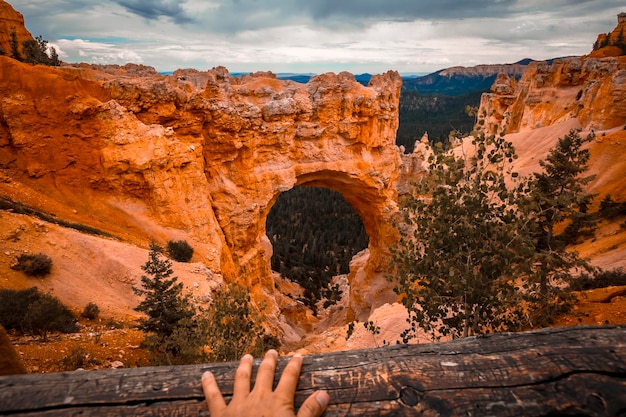 Une main posée sur le point de vue de l'Arc Grand Escalante dans le parc national de Bryce