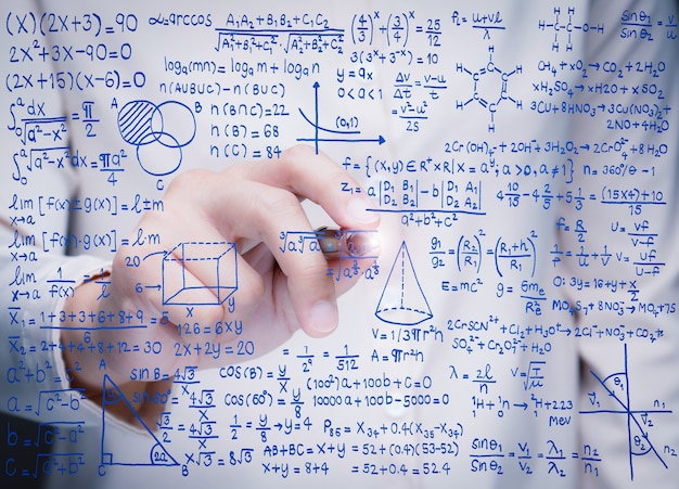 Main qui écrit la formule mathématique à bord de verre