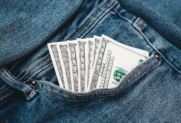 La main qui met dans votre poche de jeans à 100 $.