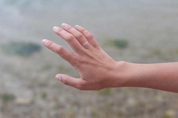 Main sans bague de fiançailles avec bronzage.