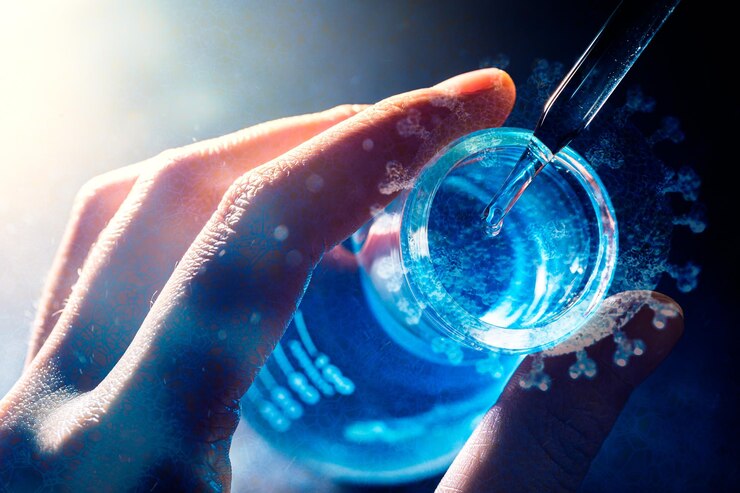 Photo main de scientifique tenant une fiole avec de la verrerie de laboratoire et des tubes à essai en arrière-plan de laboratoire chimique