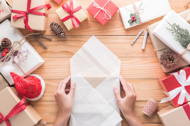 Photo main sont des cadeaux d'emballage de la décoration joyeux noël et bonne année pour la célébration