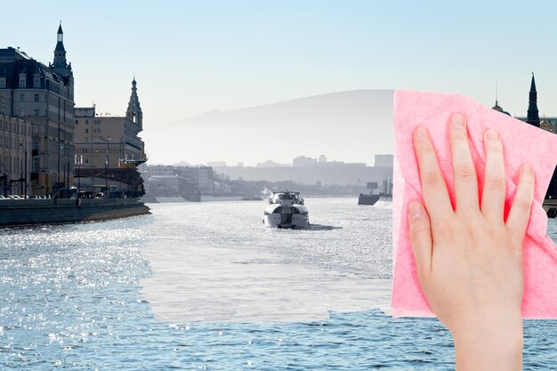La main supprime la rivière de Moscou d'hiver par un tissu rose