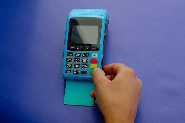 Main tapant le mot de passe de crédit Machine de paiement par carte de crédit Terminal de point de vente carte bancaire Concept de paiements